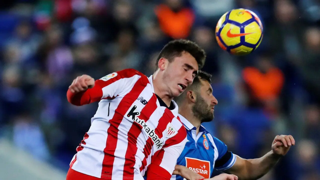 Aymeric Laporte disputa un balón aéreo en un encuentro de esta temporada. EFE