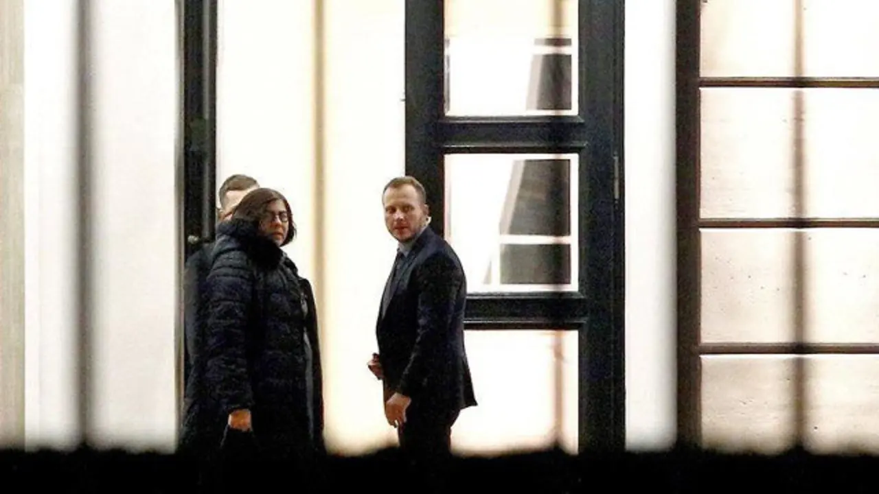 La embajadora israelí en Polonia, Anna Azari, se reúne con el jefe del gabinete de la presidencia polaca, Krzysztof Szczerski, en el Palacio Presidencial, en Varsovia. LESZEK SZYMANSKI (EFE)