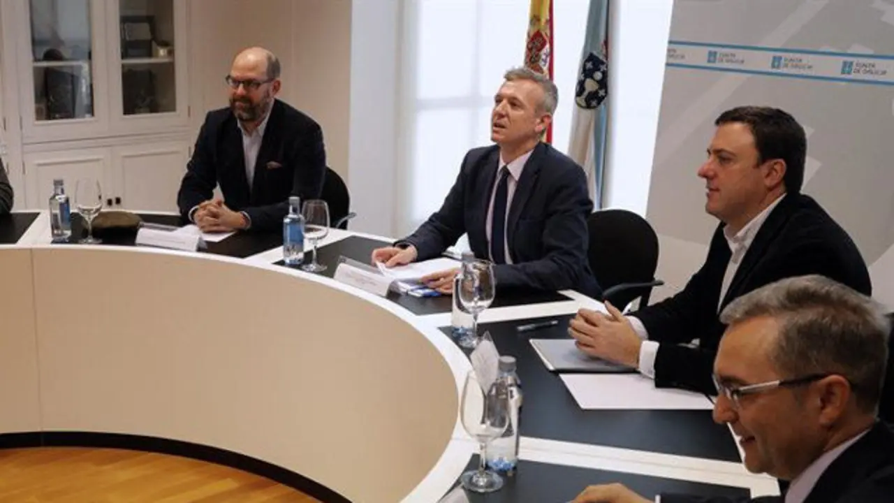Martiño Noriega, Alfonso Rueda y Valentín González Formoso, en la reunión de este lunes. LAVANDEIRA JR. (EFE)