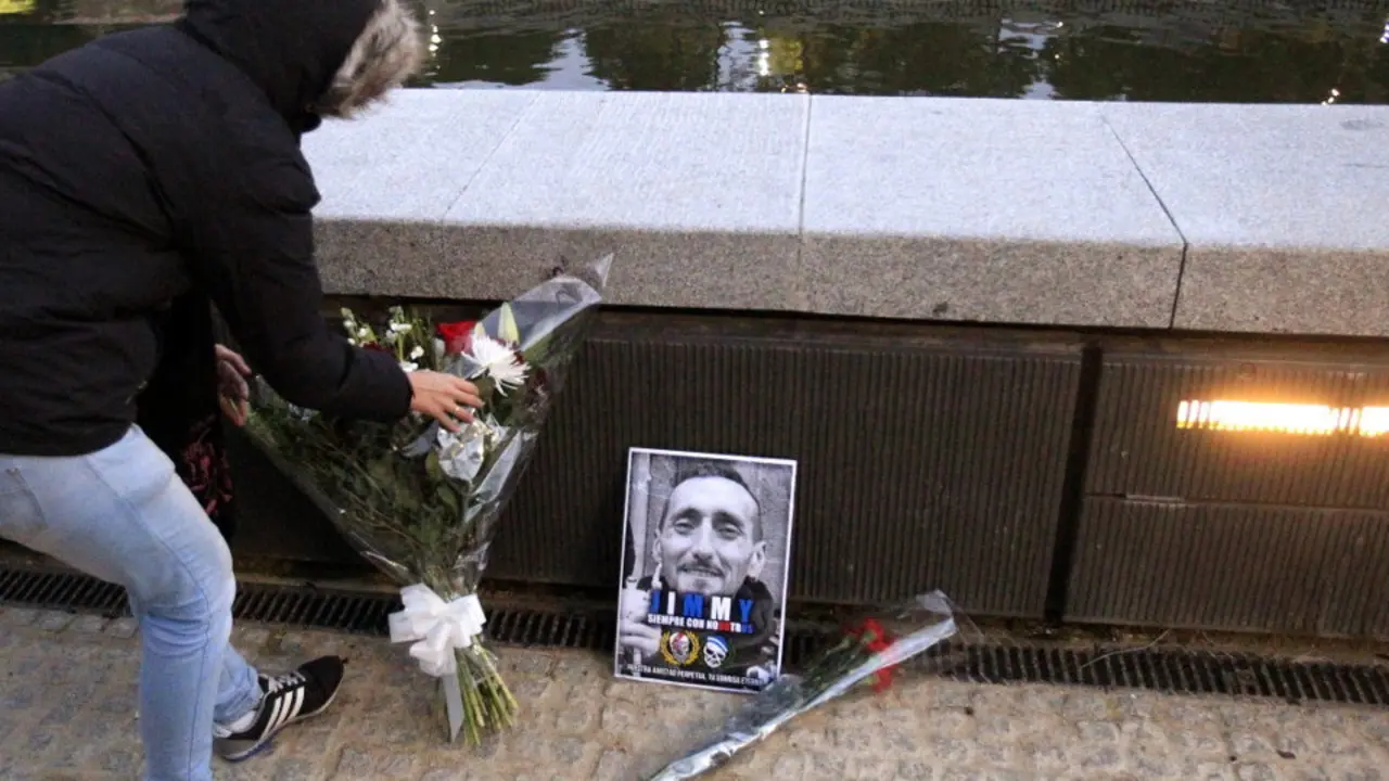 Un aficionado recuerda a Jimmy en A Coruña. AEP