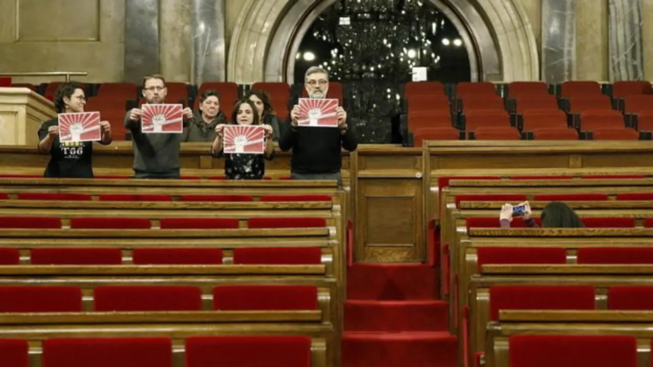 Los diputados de la CUP, Natalia Sanchez (i), Vidal Aragonés (2i), Maria Sirvent (2d) y Carles Riera (d). ANDREU DALMAU