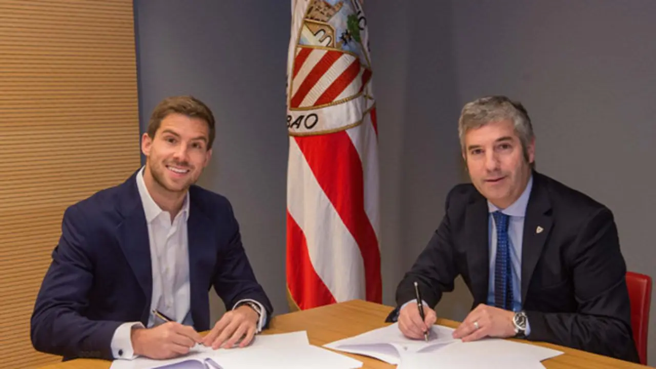 Iñigo Martínez firma su contrato con el Athletic