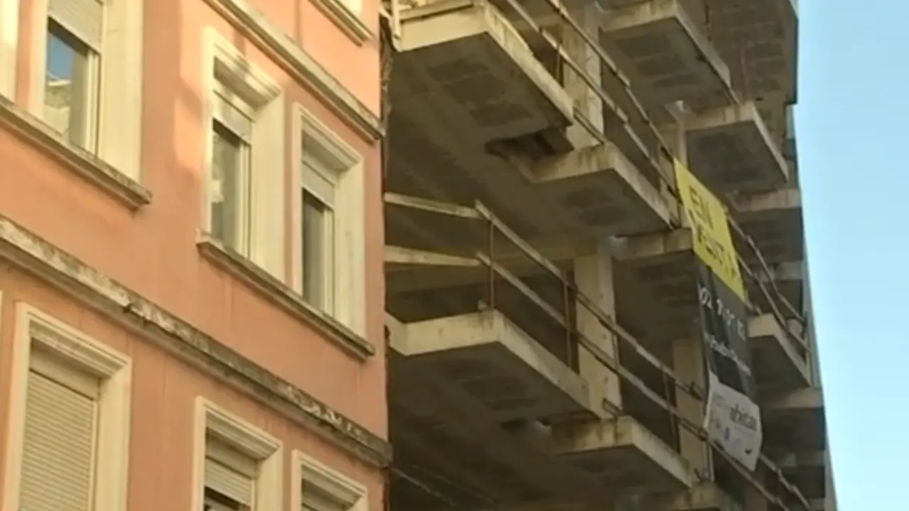 Edificio abandonado no que se atopou o cadáver do home. TVG