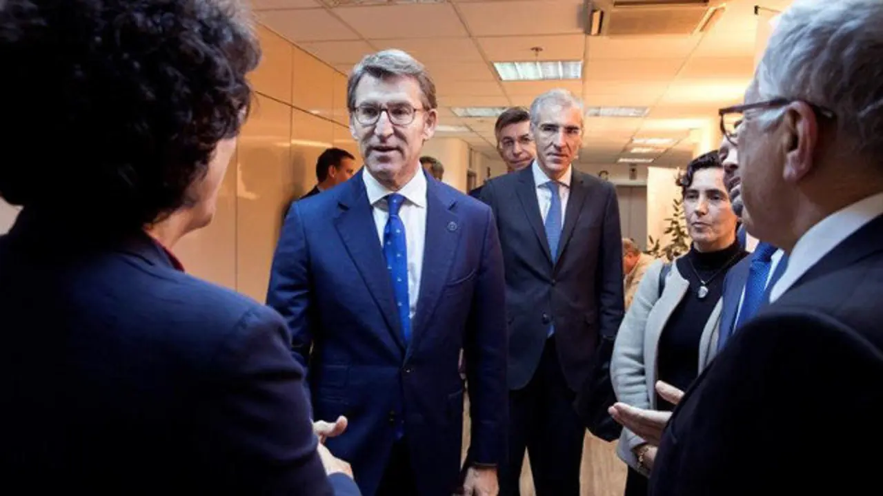 El presidente de la Xunta, Alberto Núñez Feijóo,junto al conselleiro de Economía, Francisco Conde, a su llegada a Israel. OREN ZIV (EFE)