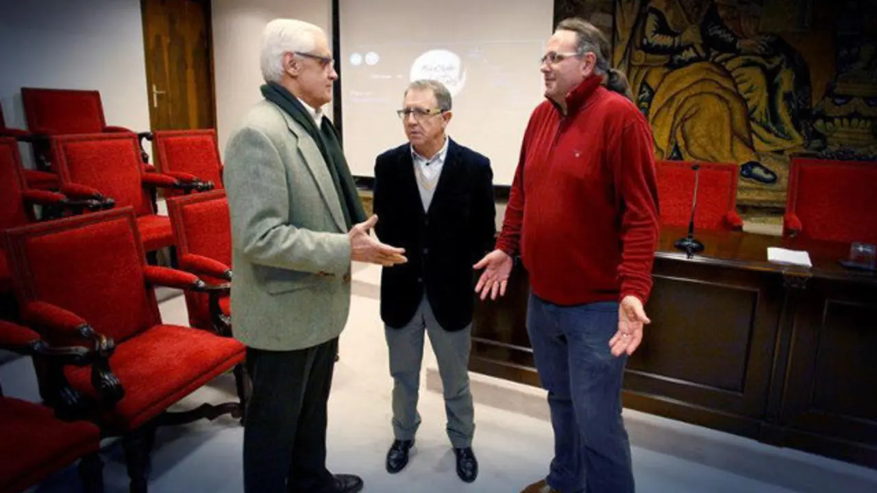 O presidente da RAG, V&iacute;ctor Freixanes, o presidente de PuntoGal, Manuel Gonz&aacute;lez, e o seu director, Dar&iacute;o Janeiro, este martes. CABALAR (EFE)