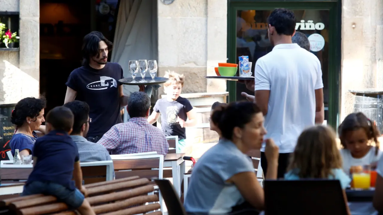 Dos camareros en una terraza. DP