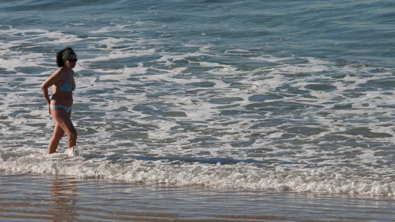 Una mujer camina por la playa de Samil de Vigo este martes. SALVADOR SAS (EFE)