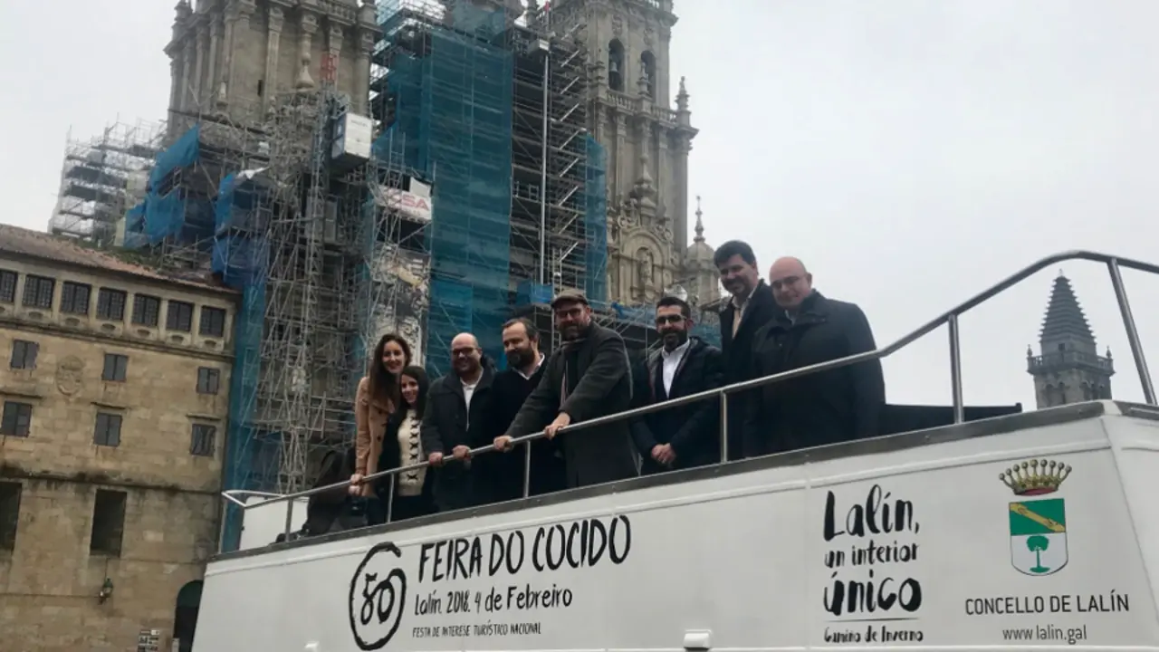 Rafael Cuíña e Martiño Noriega, xunto aos seus respectivos compañeiros de goberno. CONCELLO DE SANTIAGO