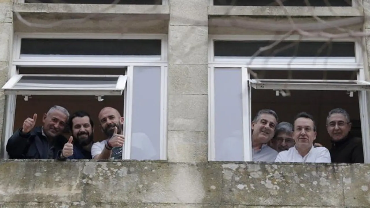 Representantes de los principales sindicatos de justicia de Galicia, en su encierro en la sede de la Xunta. LAVANDEIRA JR.