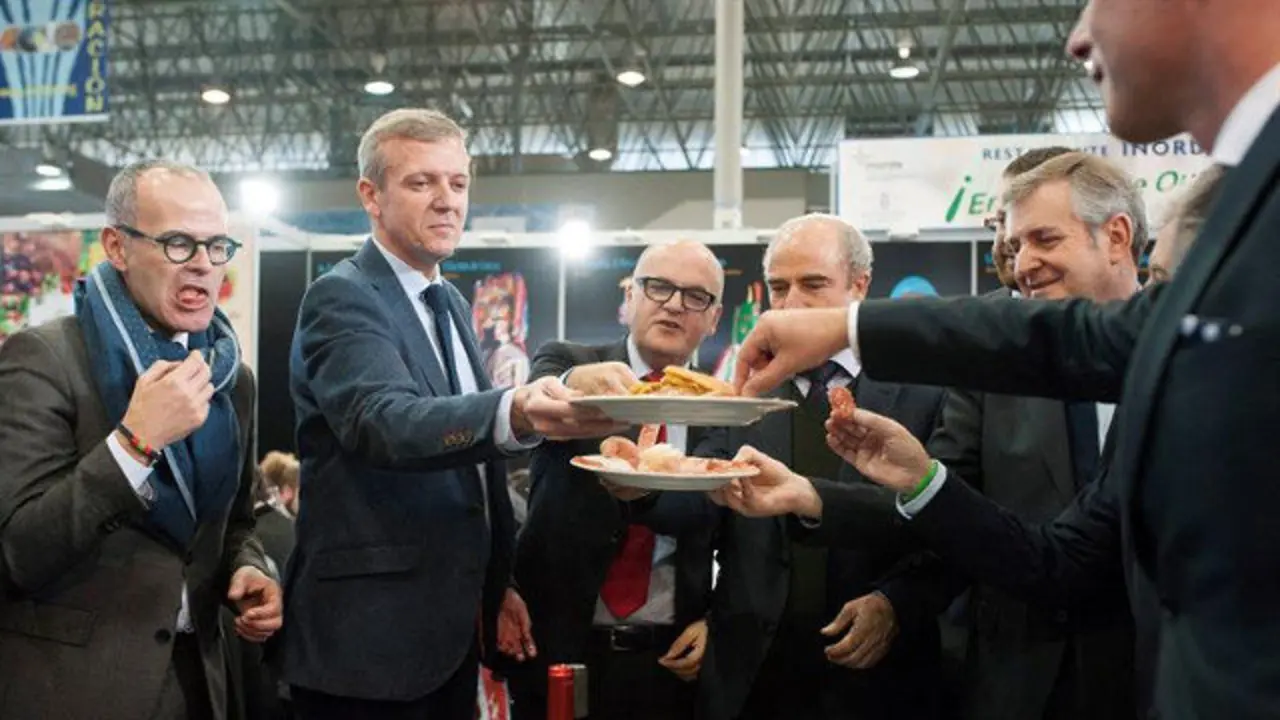 Jesús Vázquez, Alfonso Rueda e Manuel Baltar, na inauguración de Xantar. BRAIS LORENZO (EFE)