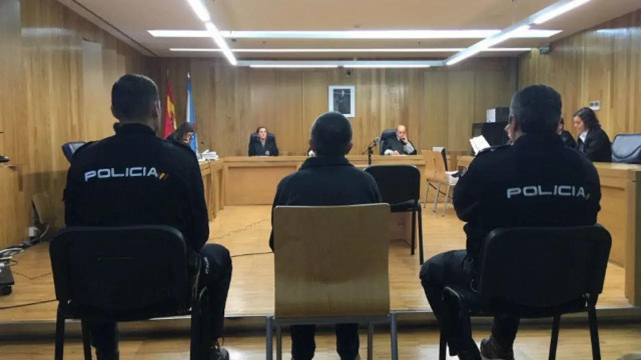 El acusado de violar de su hijo y abusar de los amigos, en el juicio.P.V.