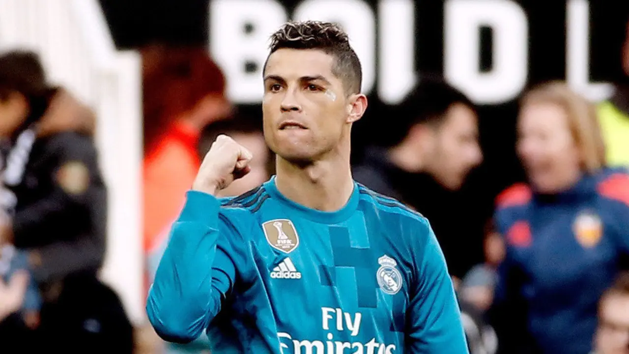 Cristiano celebra un dos dous goles de penalti anotados ante a Valencia. EFE