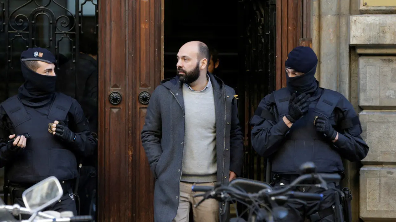 Marcel Mauri, xunto a dous Mossos d&#39;Esquadra nunha operación na sede de Òmnium Cultural o pasado mes de xaneiro. ALBERTO ESTÉVEZ (EFE)