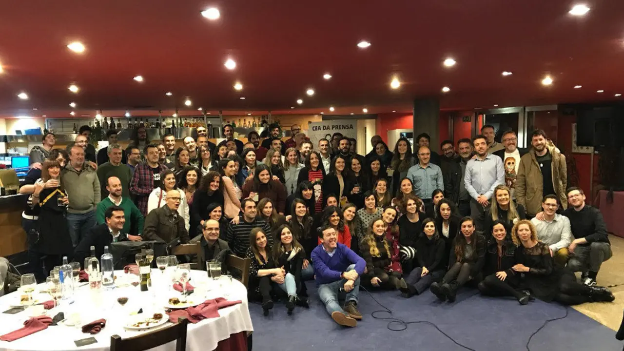 Foto de familia de los asistentes a la cena. DP