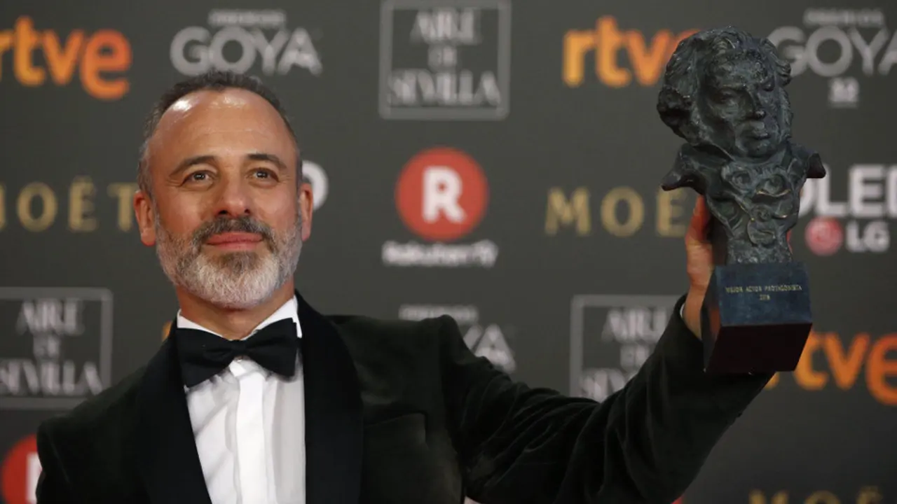 Javier Gutiérrez con su Goya. JAVIER LIZÓN