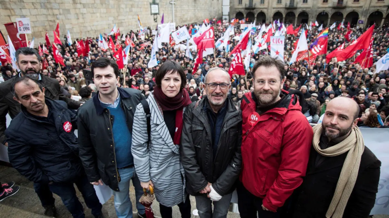 El secretario del PSdeG-PSOE, Gonzalo Caballero (2i); la portavoz nacional del BNG, Ana Pontón (3i); el secretario xeral de la CIG, Paulo Carril (2d) y el portavoz de En Marea, Ramón Villares (d) al finalizar la manifestación convocada por distintas plataformas en defensa de la sanidad pública, hoy en Santiago de Compostela. ÓSCAR CORRAL (EFE)