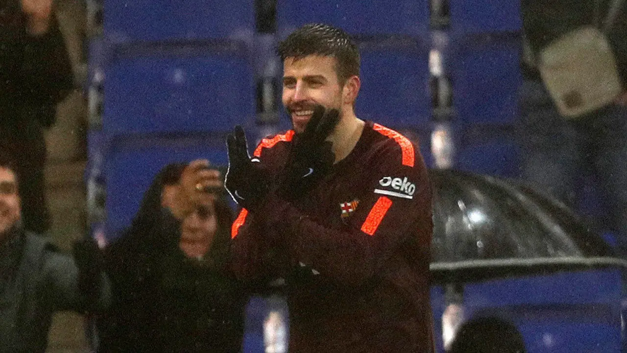 Gerard Piqué celebra o seu gol ao Espanyol. ALEJANDRO GARCÍA (EFE)