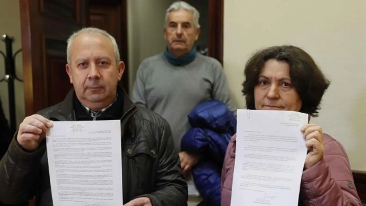 Los representantes de la plataforma de víctimas del Alvia, Emilio Antonio Mata (i), Rogelio Bernardo (c) y Benigna Moledo, con las cartas. FERNANDO ALVARADO