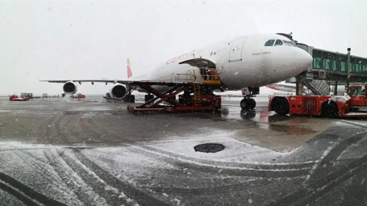 La nieve obligo a cerrar dos pistas en Barajas. EFE
