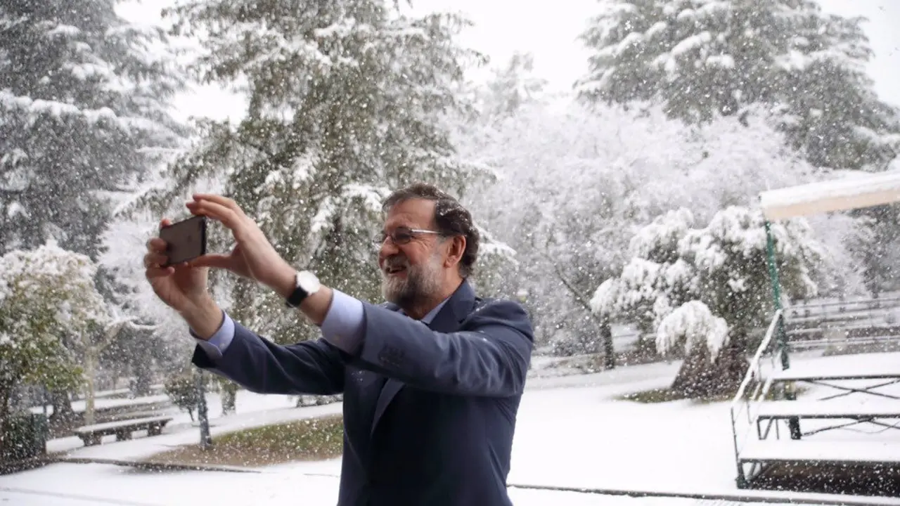 Rajoy se hace un selfie en la nieve. TWITTER