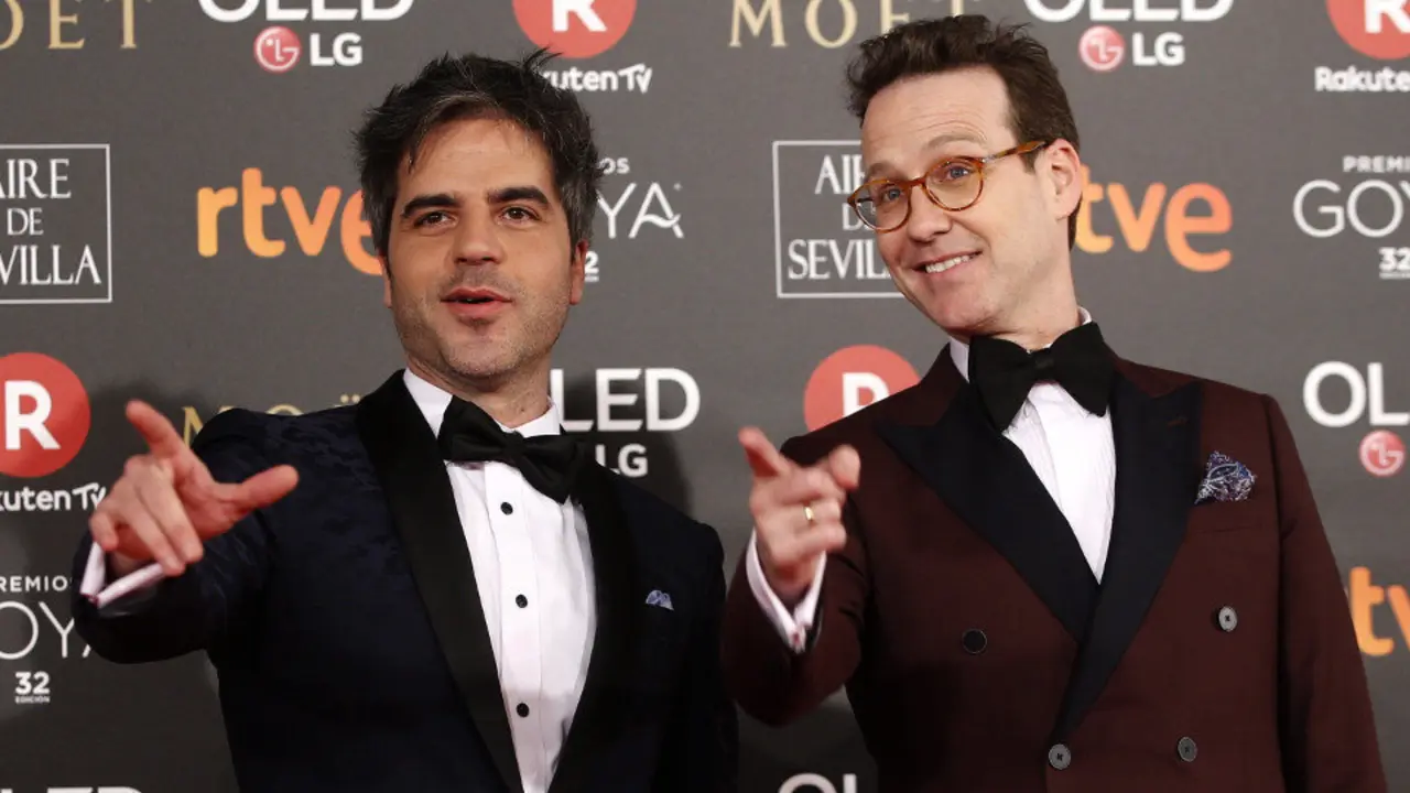 Los humoristas y presentadores de la gala Ernesto Sevilla y Joaquín Reyes. JAVIER LIZÓN (EFE)