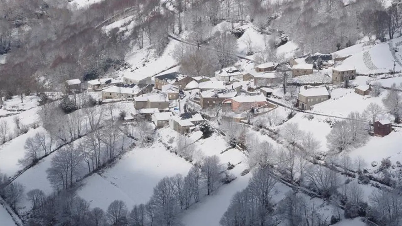O Cebreiro, con neve. ELISEO TRIGO (EFE)