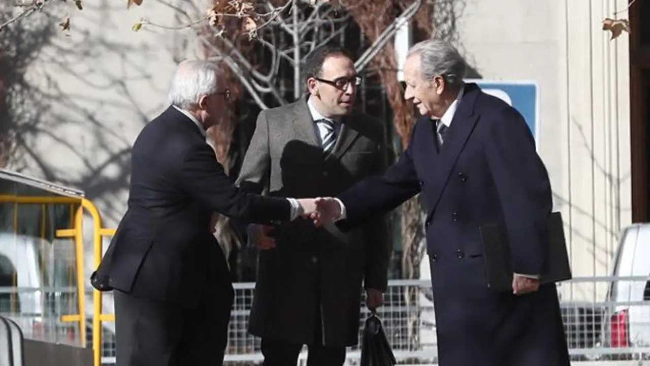 El expresidente de OHL Juan Miguel Villar Mir (d) a su llegada este martes a la Audiencia Nacional donde ha sido citado como investigado por el juez del caso Púnica. MARISCAL (EFE)