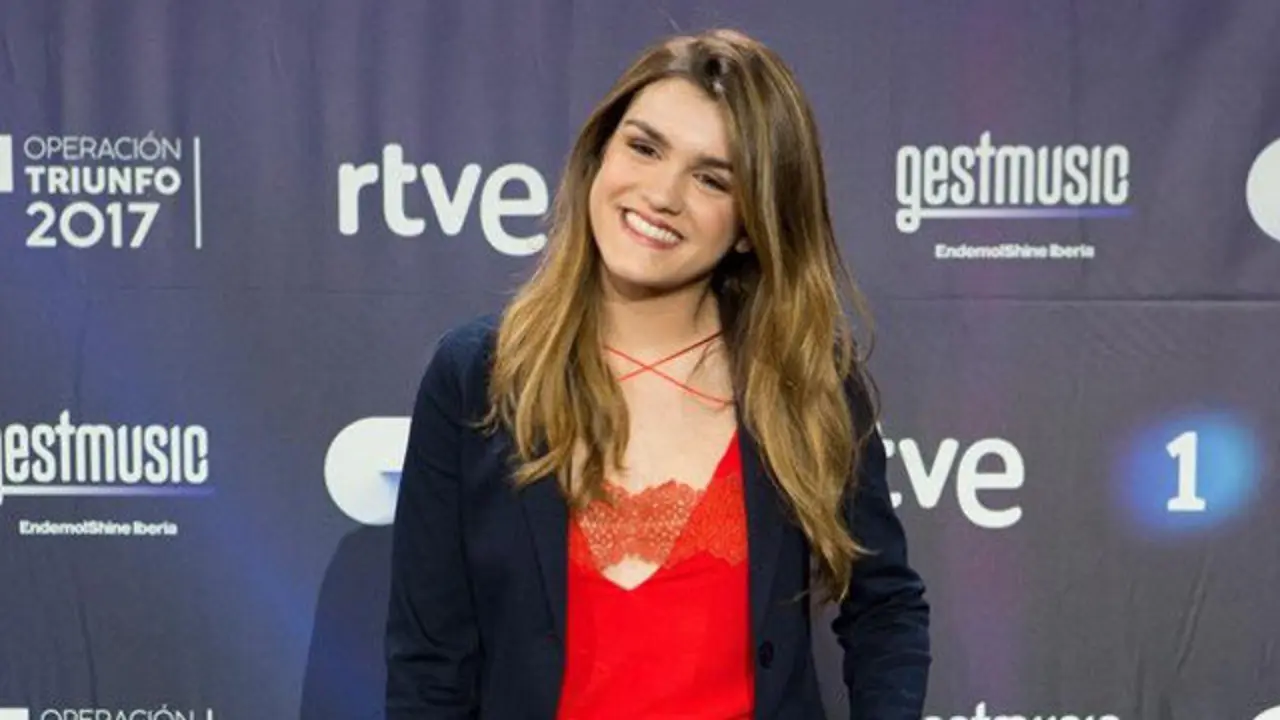 Amaia Romero, ganadora de 'Operación Triunfo', atiende a los medios de comunicación tras la gala final. ENRIC FONTCUBERTA (EFE)