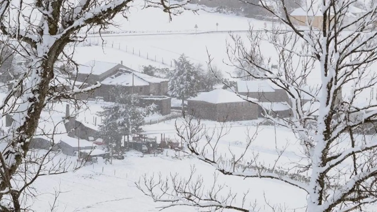 Vista de un pueblo cerca de O Cádavo. ELISEO TRIGO