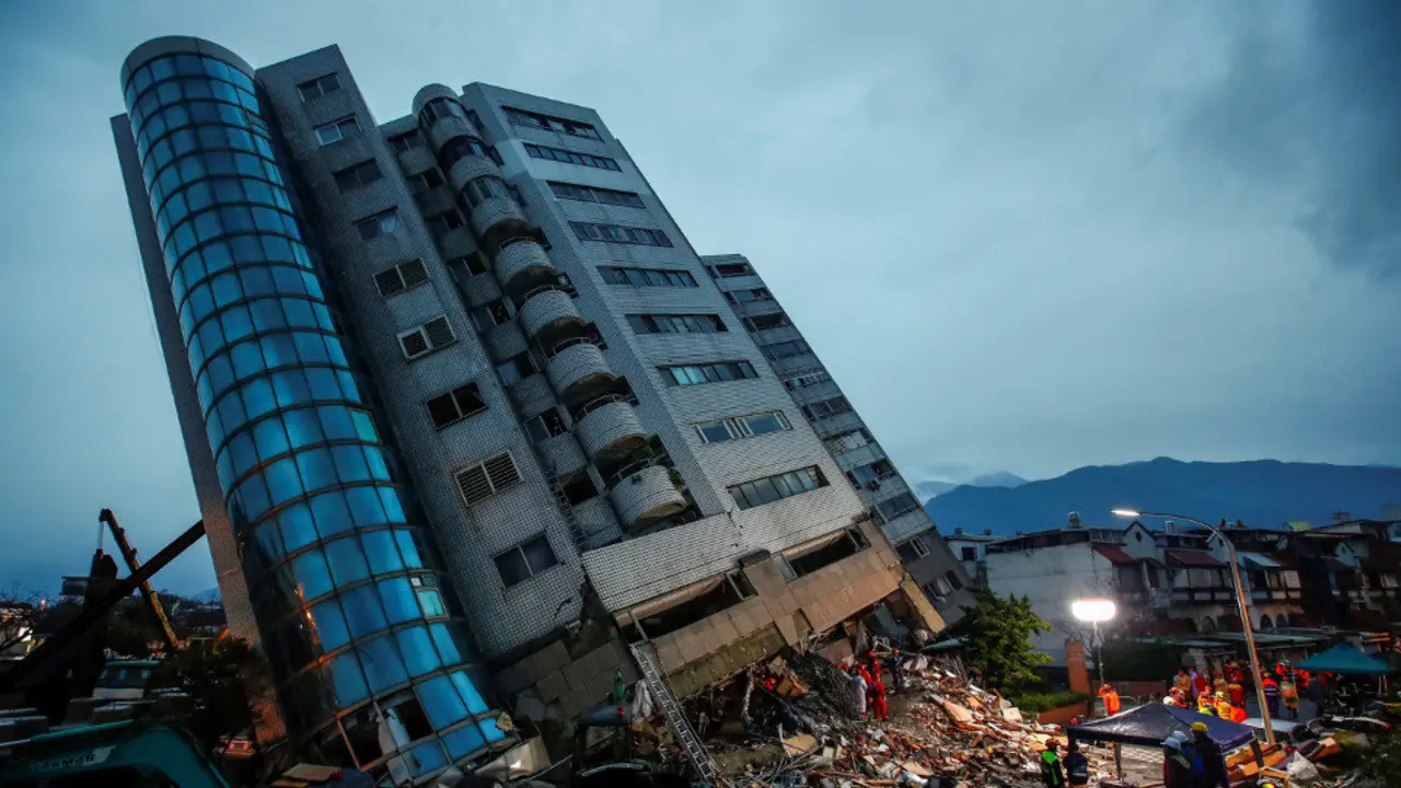 Vista de un edificio escorado en Hualien, en el este de Taiwán. EFE