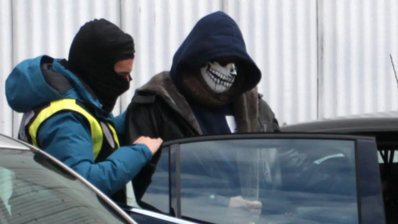 David Pérez Lago y un agente del Greco Galicia. DAVID FREIRE