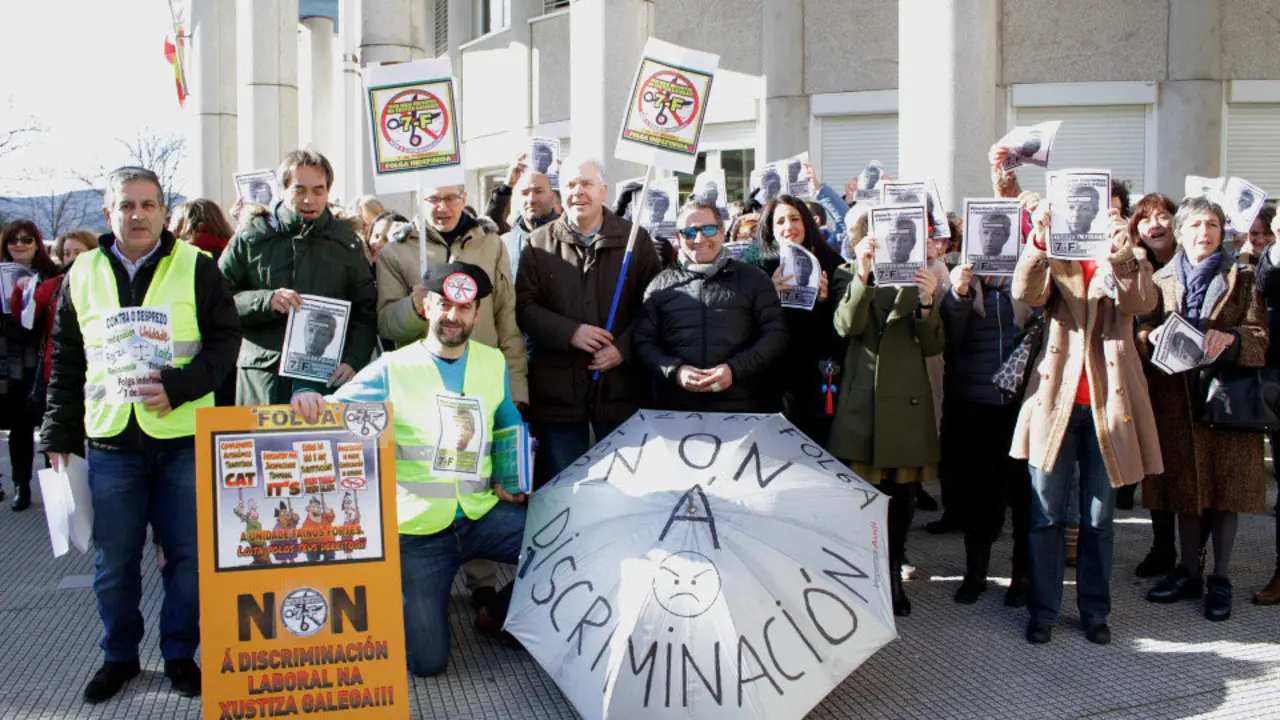 Concentración de funcionarios en A Parda. OLGA FERNÁNDEZ