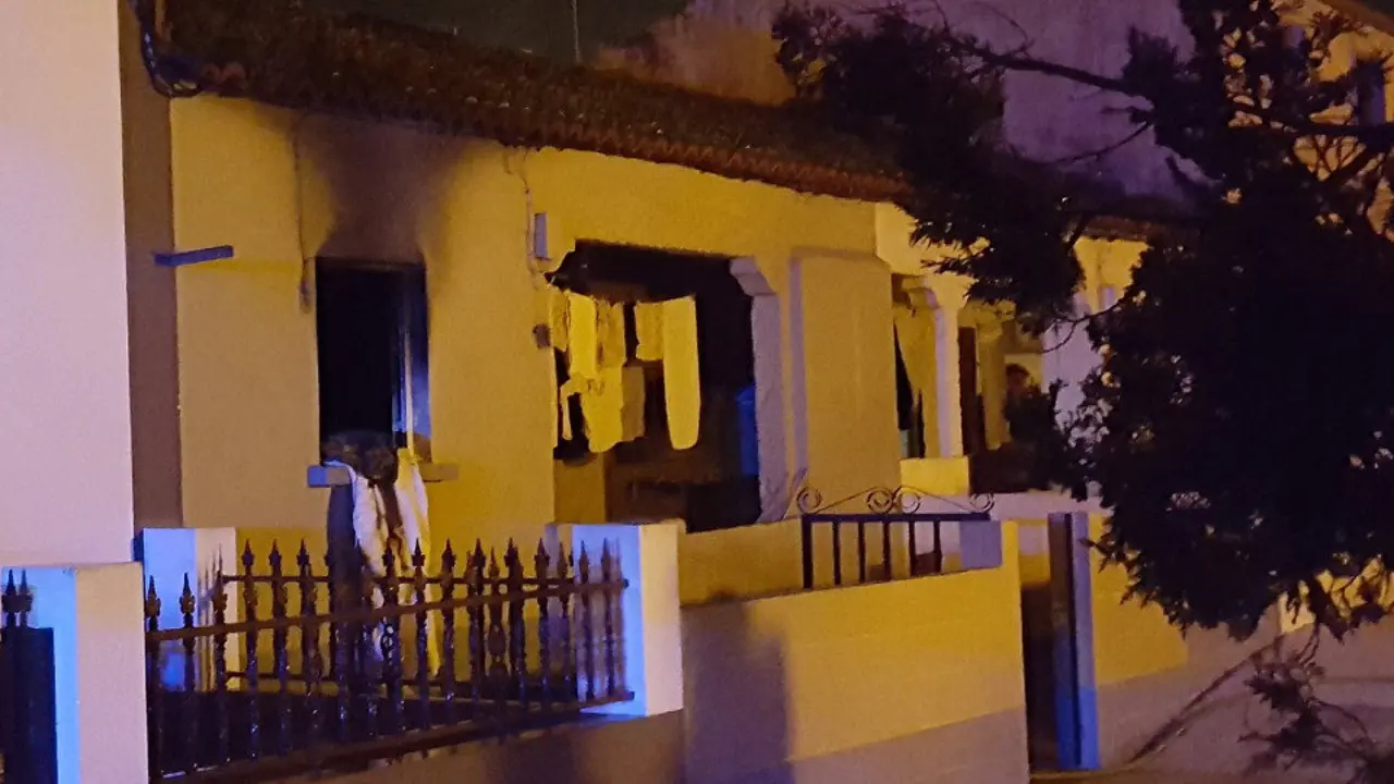 Casa en la que murió una septuagenaria tras un incendio en A Illa. TWITTER @PcCambados