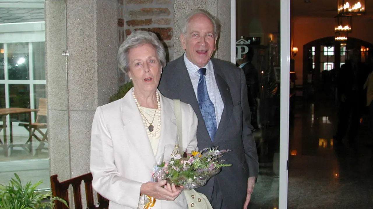 El exministro Robles Piquer junto a su mujer Elisa, durante la celebración de sus bodas de oro en 2002. EP