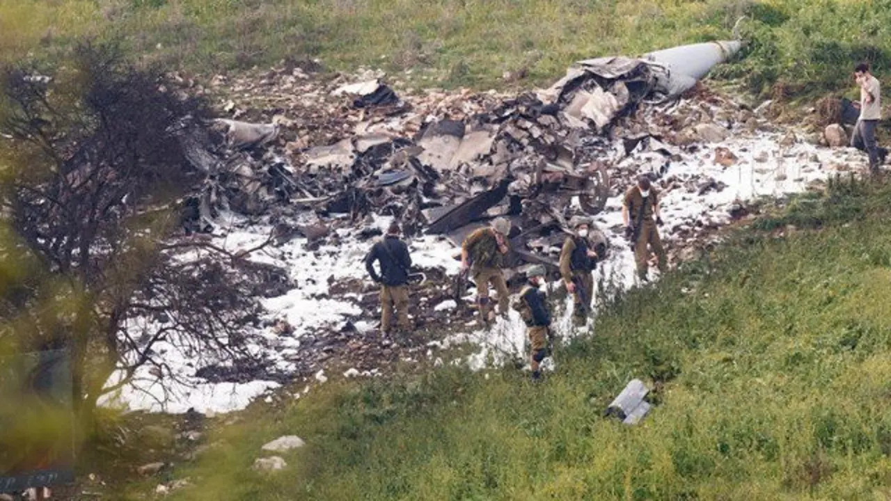 Soldados israelíes observan los restos de un avión F-16 del Ejército de Israel después de que fuera alcanzado durante una operación militar contra objetivos iraníes en Siria. ANCHO GOSH (EFE)