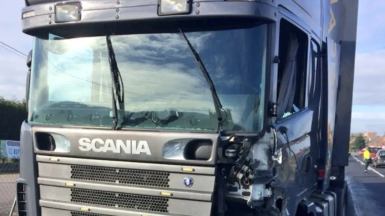 Estado en el que quedó la cabina del camión tras el accidente. @Pc_Cambados