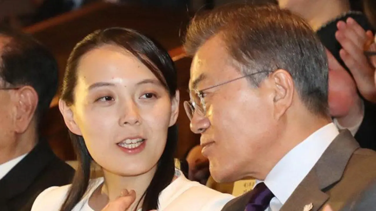 Kim Yo-Jong conversa con el presidente de Corea del Sur Moon Jae-in. EFE