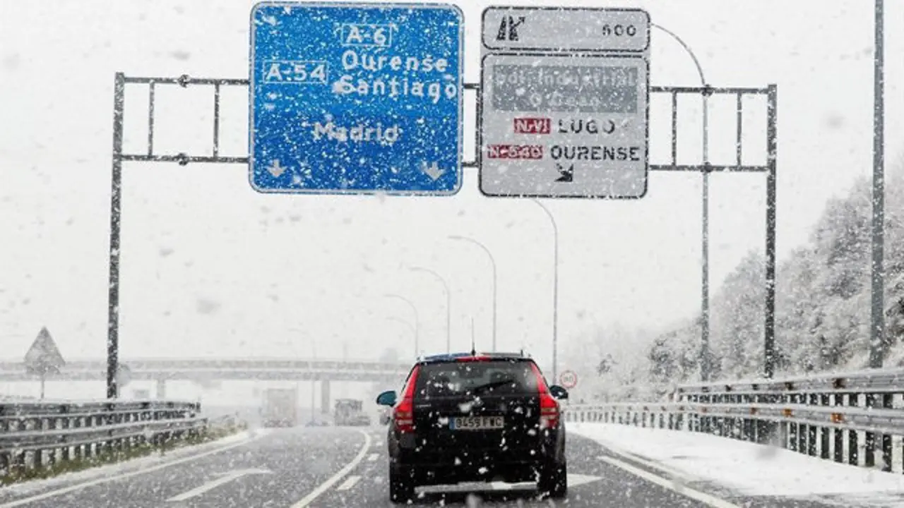 La A-6, a la altura de O Ceao. ELISEO TRIGO