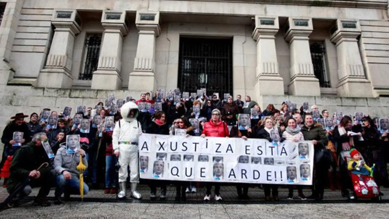 Concentración celebrada este lunes frente al TSXG. CABALAR (EFE)