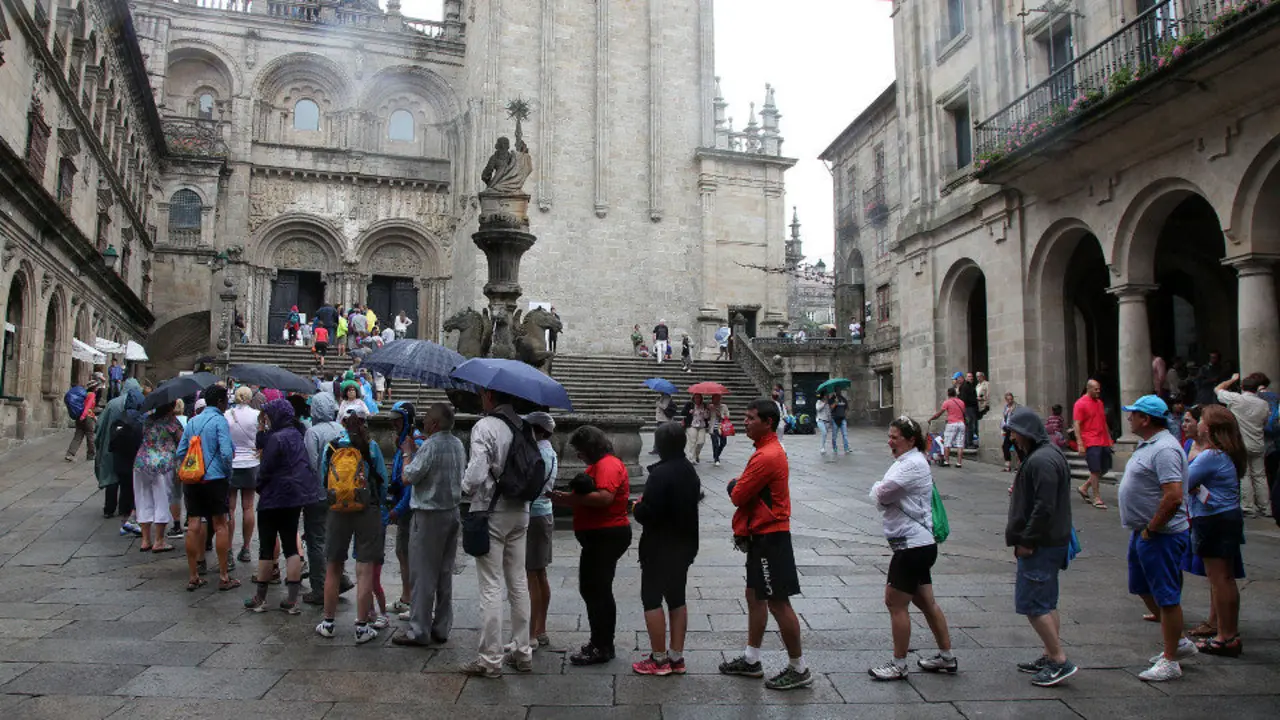 Turistas facendo cola para entrar na Catedral de Santiago. PEPE FERRRÍN