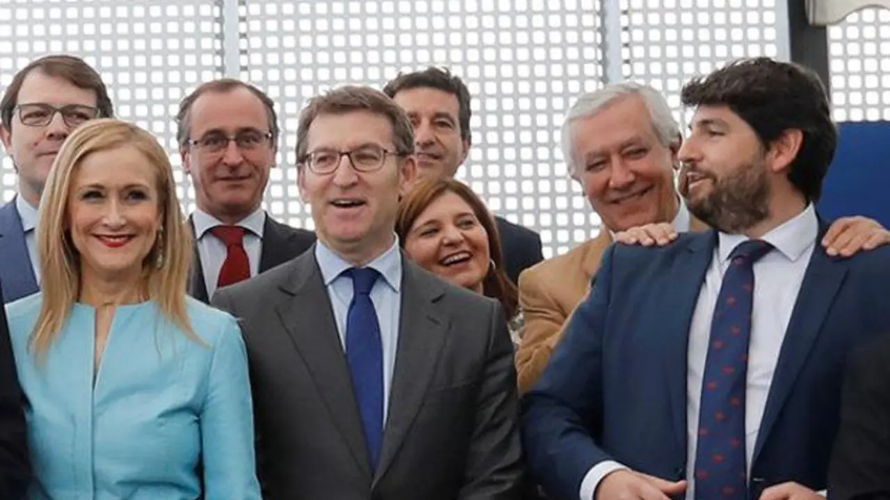 Alberto Núñez Feijóo, junto a Cristina Cifuentes y Fernando López Miras, a su llegada a la reunión con Mariano Rajoy. JUAN CARLOS HIDALGO (EFE)