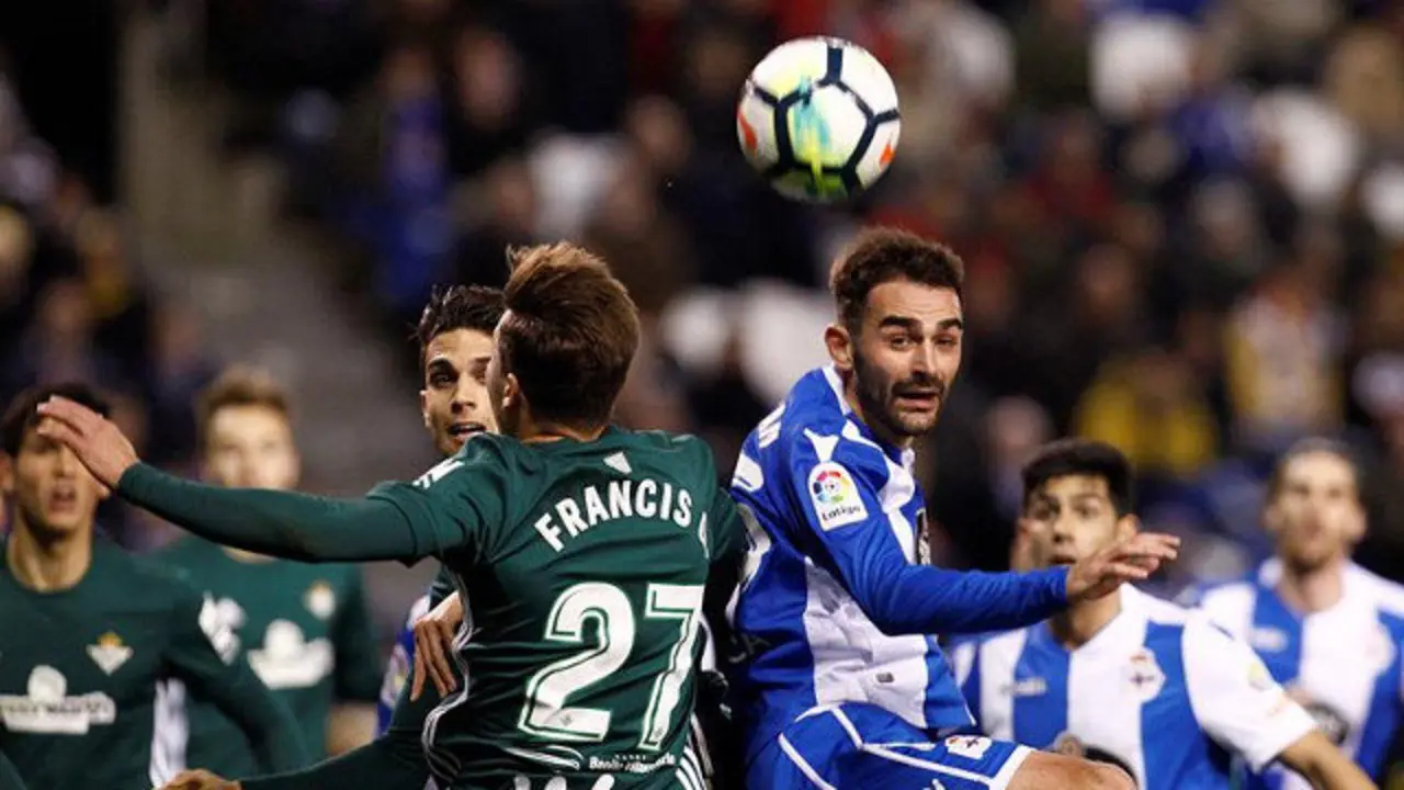 Adrián González pelea un balón con Francis Guerrero. CABALAR (EFE)