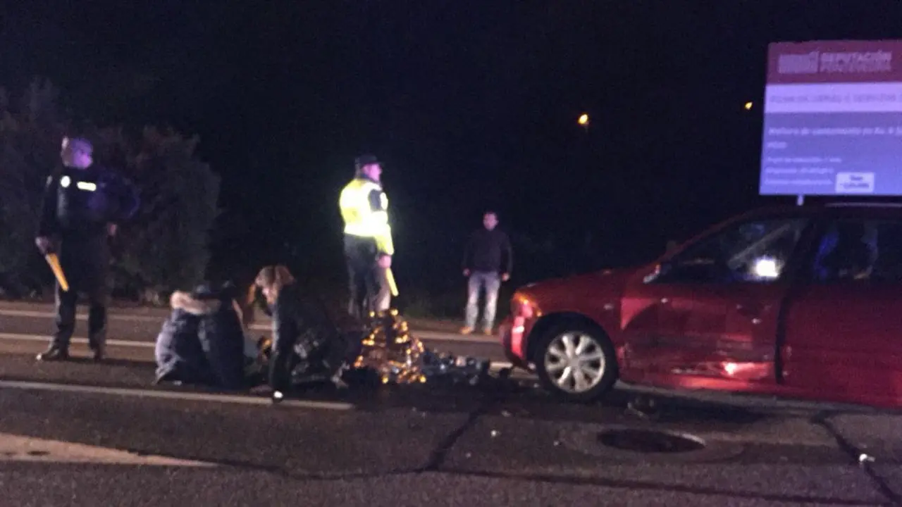 Testigos y autoridades prestando auxilio a los motoristas golpeados por un vehículo en San Xoán. CEDIDA