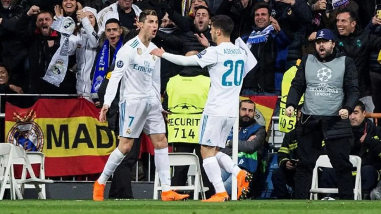 Cristiano y Asensio se abrazan. RODRIGO JIMÉNEZ
