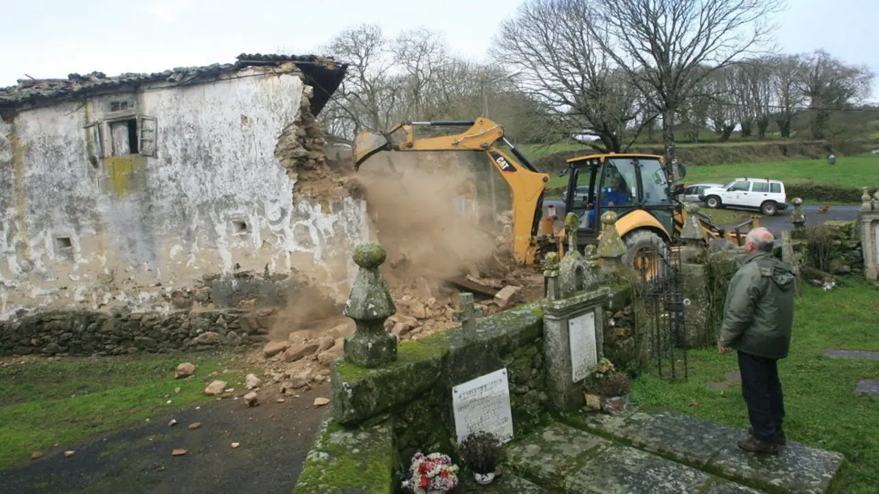 Una máquina retira los restos de la casa caída. TOÑO PARGA