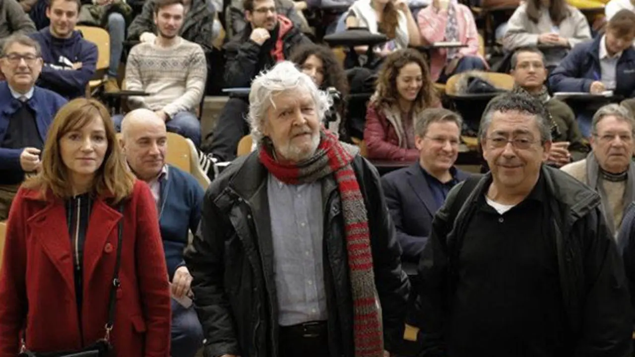 Xosé Manuel Beiras (no centro), nos Coloquios de Economía Aplicada en Santiago. LAVANDEIRA JR. (EFE)