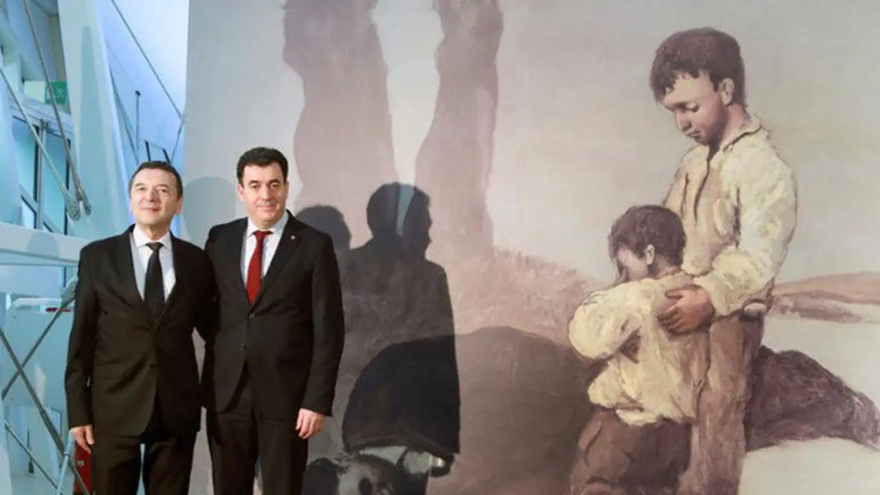 José María Vila Alén (esquerda) e Román Rodríguez, tras firmar o convenio este venres en Santiago. XOÁN REY (EFE)