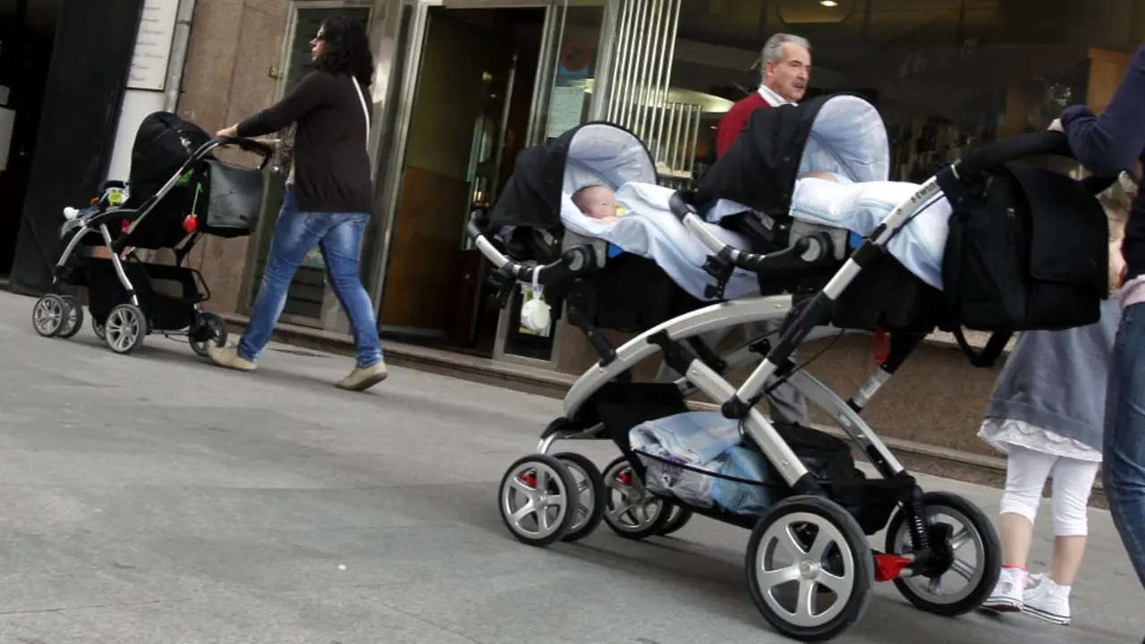 Galicia encabeza el récord histórico en el descenso de la natalidad. AEP