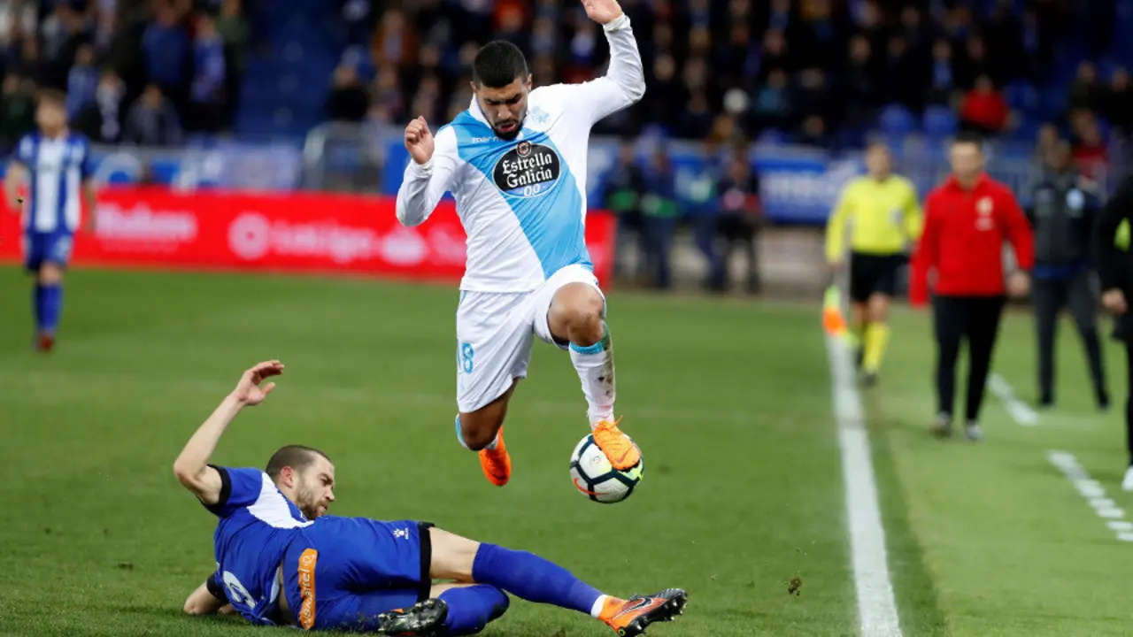 El centrocampista belga del Deportivo de la Coruña Zakaria Bakkali  lucha el balón con Laguardia, defensa del Alavés. EFE