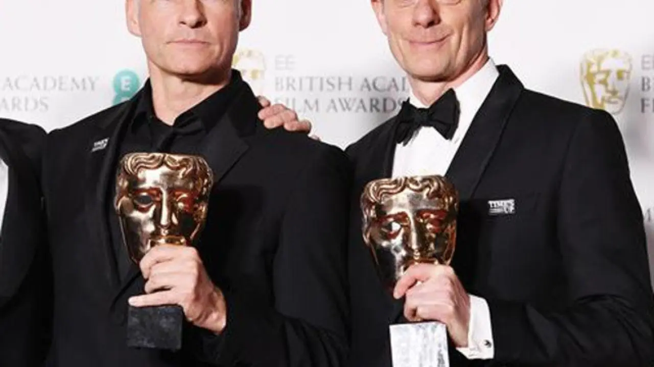 Martin McDonagh y Grahm Broadbent, de 'Tres anuncios en las afueras', con sus premios. ANDY RAIN (EFE)